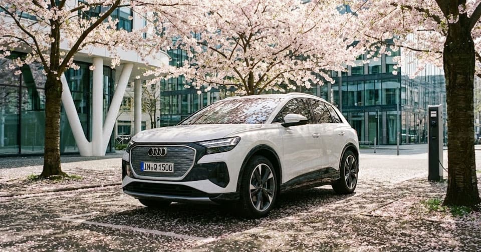 Audi Q4 e-tron 50 в цвете Glacier White